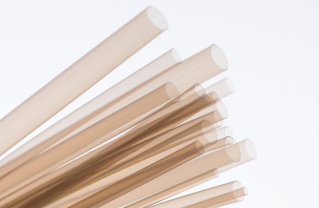 PTFE蚀刻内衬管产品展示,白色管状医疗耗材,精细纹理表面,实验室背景