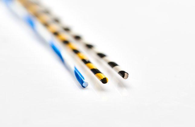 PTFE斑马热缩管产品展示,黑白相间条纹管状医疗耗材,独特斑马纹设计,实验室背景